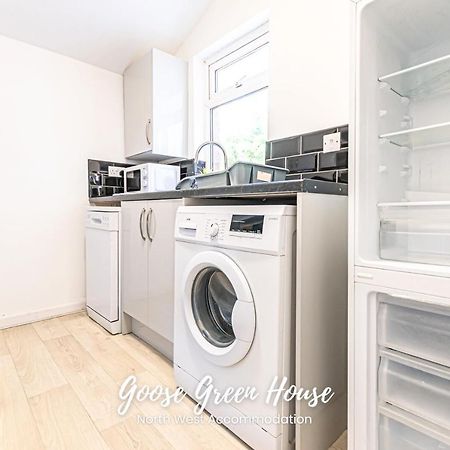 Goose Green Contractor Accommodation ウィガン エクステリア 写真