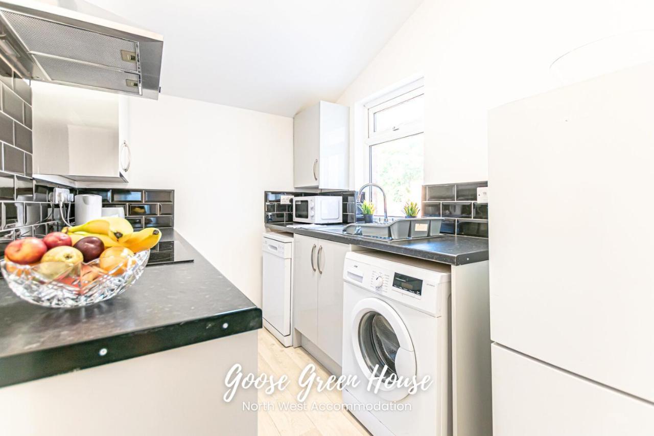 Goose Green Contractor Accommodation ウィガン エクステリア 写真