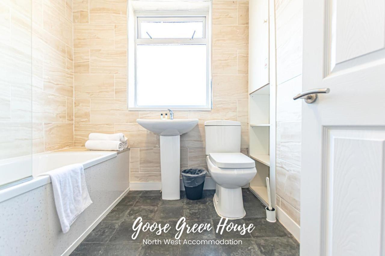 Goose Green Contractor Accommodation ウィガン エクステリア 写真
