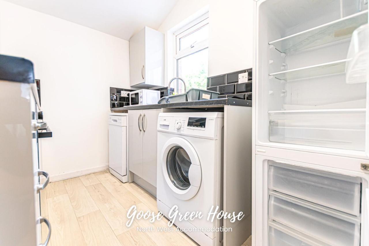 Goose Green Contractor Accommodation ウィガン エクステリア 写真