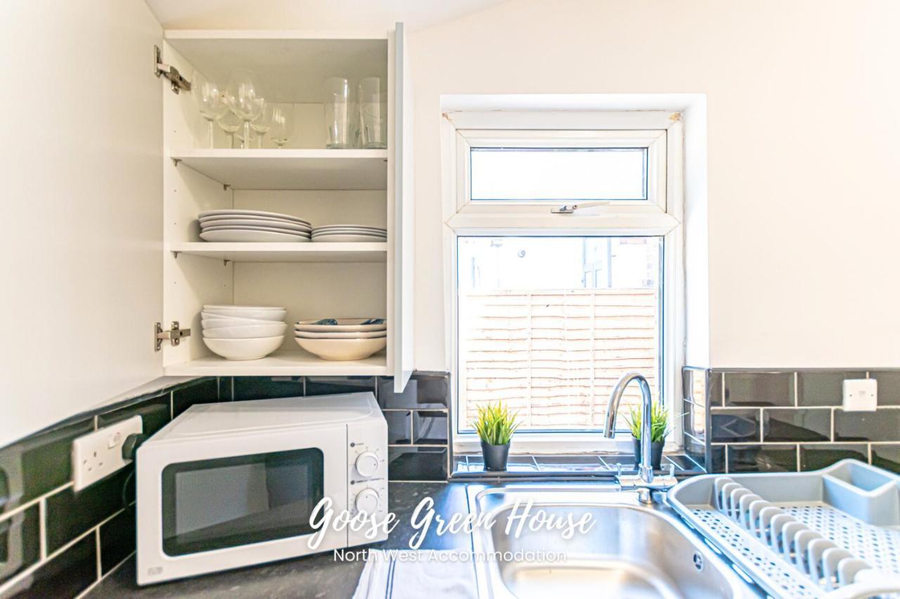 Goose Green Contractor Accommodation ウィガン エクステリア 写真