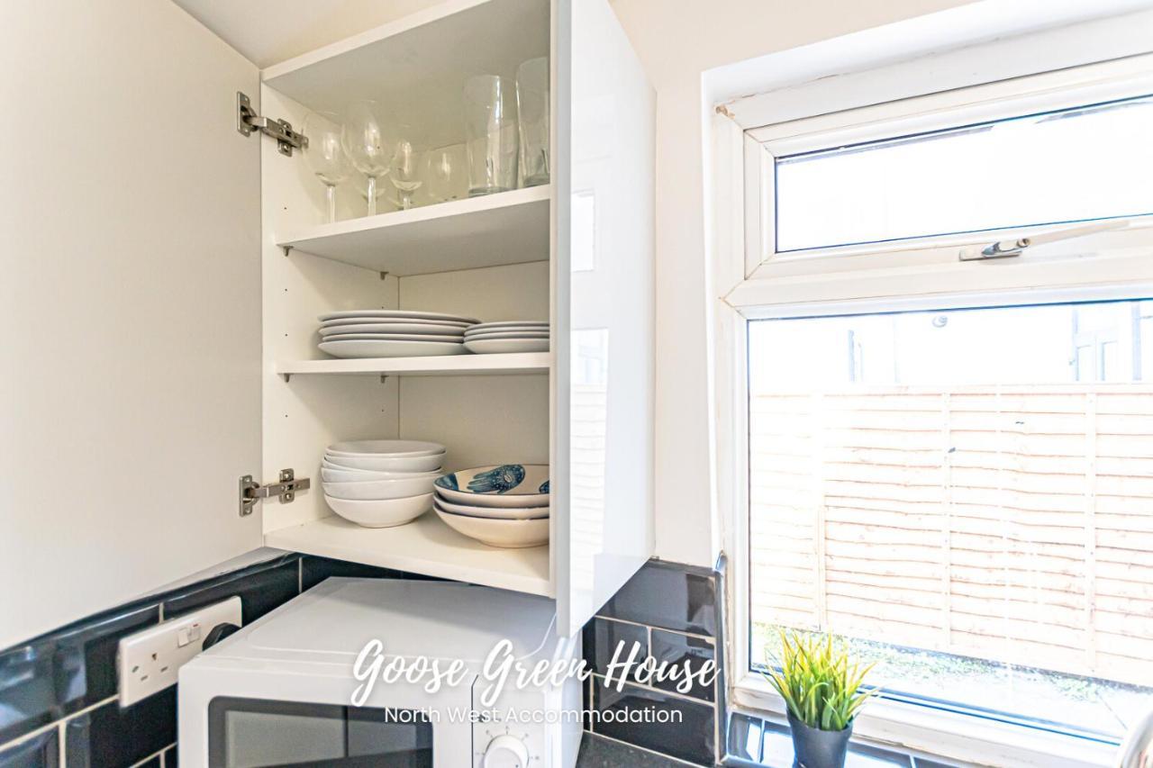 Goose Green Contractor Accommodation ウィガン エクステリア 写真
