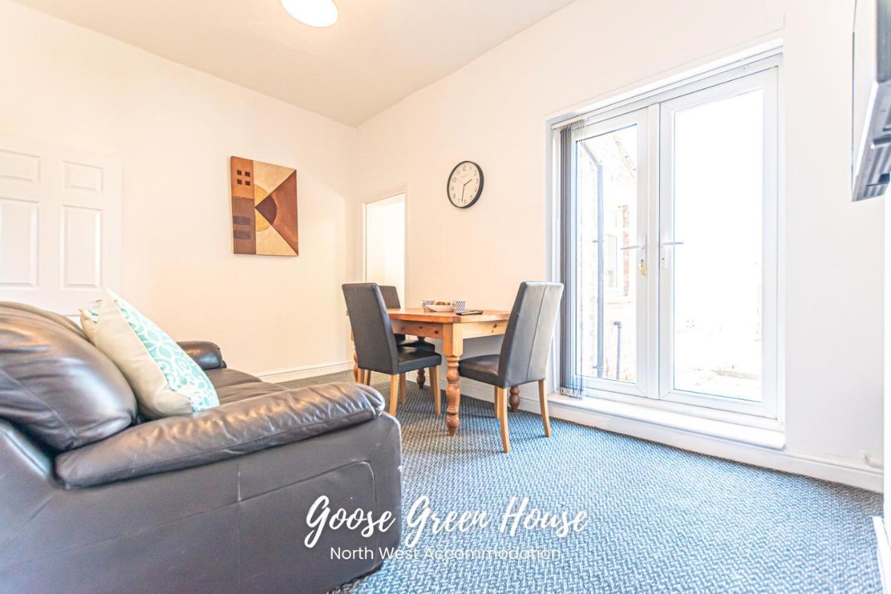 Goose Green Contractor Accommodation ウィガン エクステリア 写真