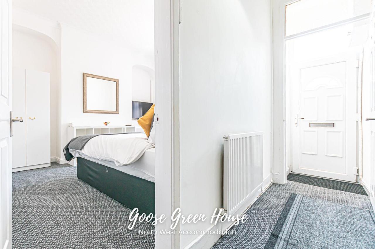 Goose Green Contractor Accommodation ウィガン エクステリア 写真