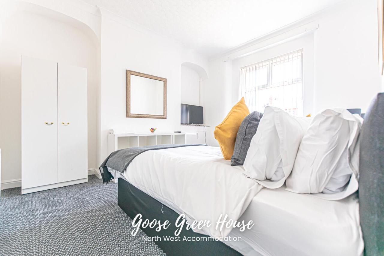 Goose Green Contractor Accommodation ウィガン エクステリア 写真