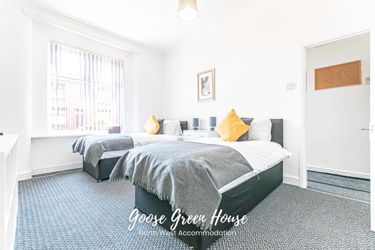 Goose Green Contractor Accommodation ウィガン エクステリア 写真