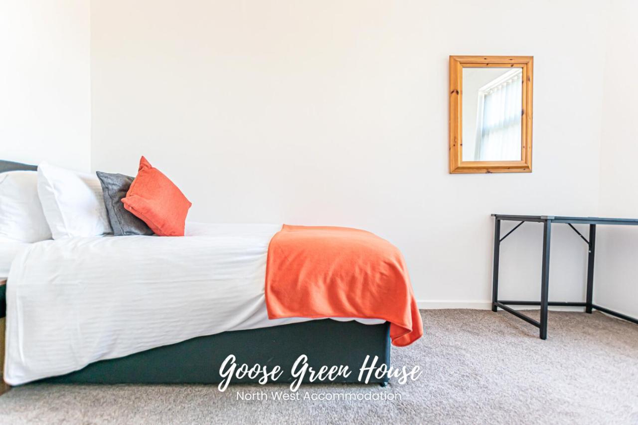 Goose Green Contractor Accommodation ウィガン エクステリア 写真