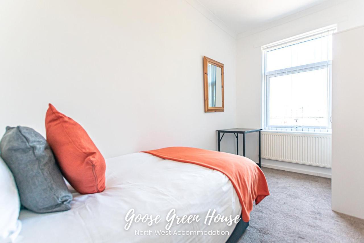 Goose Green Contractor Accommodation ウィガン エクステリア 写真