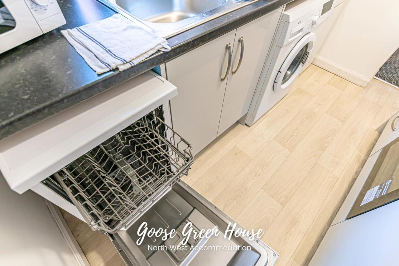 Goose Green Contractor Accommodation ウィガン エクステリア 写真