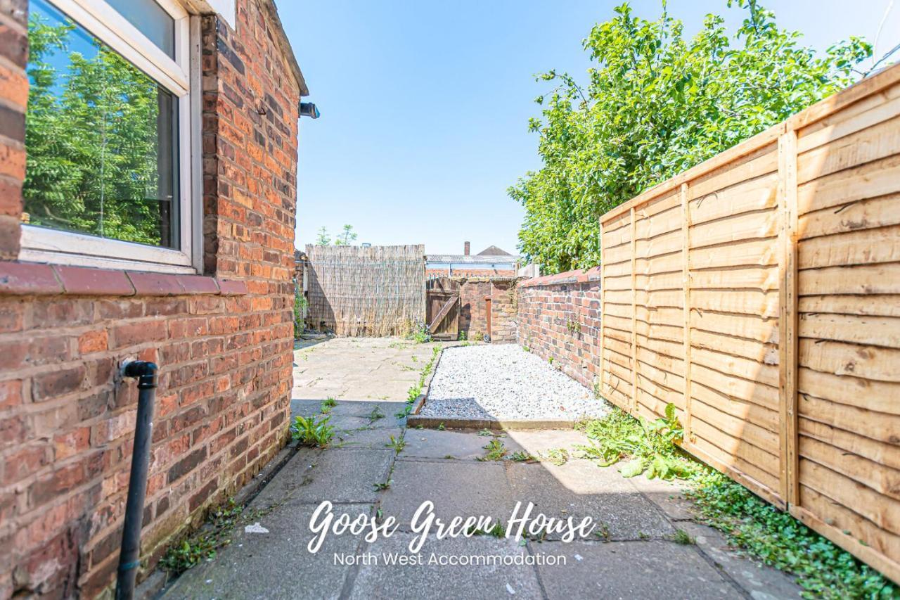 Goose Green Contractor Accommodation ウィガン エクステリア 写真