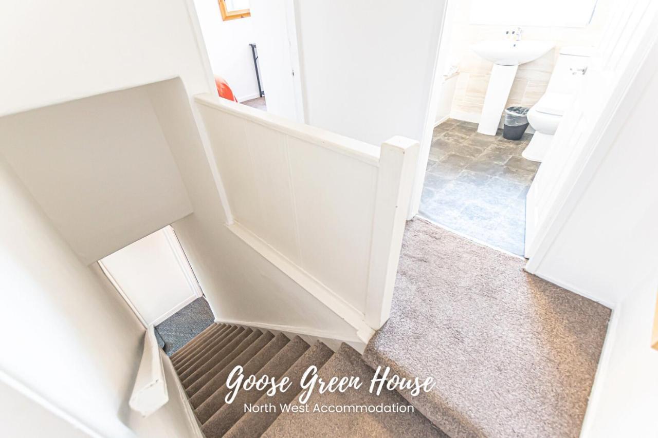 Goose Green Contractor Accommodation ウィガン エクステリア 写真