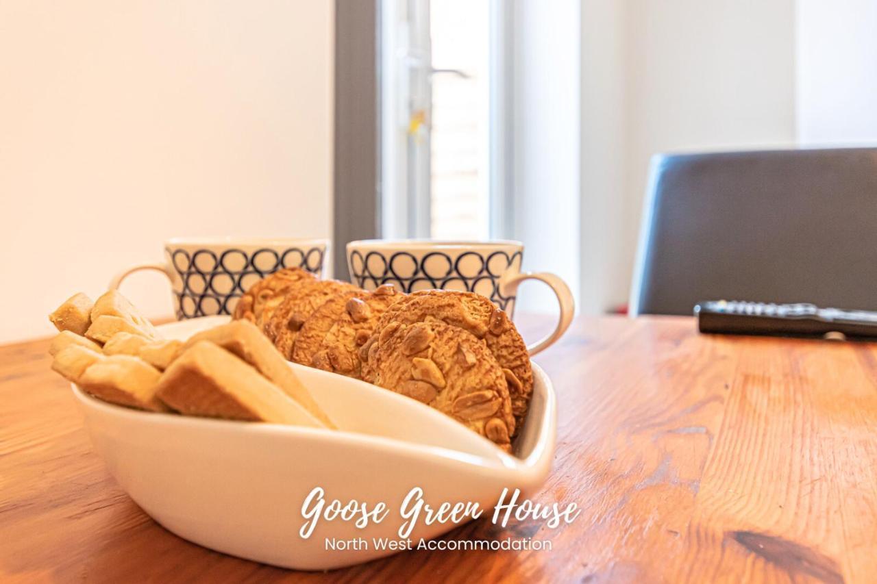 Goose Green Contractor Accommodation ウィガン エクステリア 写真