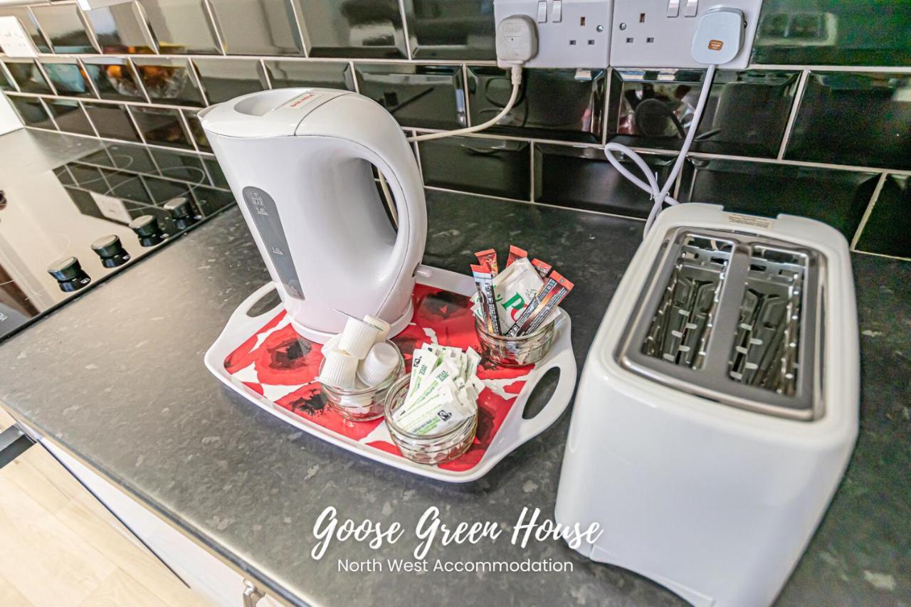 Goose Green Contractor Accommodation ウィガン エクステリア 写真