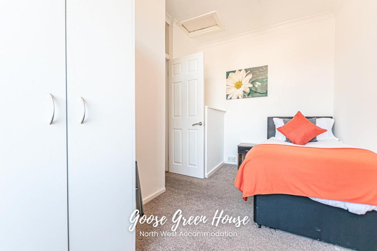 Goose Green Contractor Accommodation ウィガン エクステリア 写真
