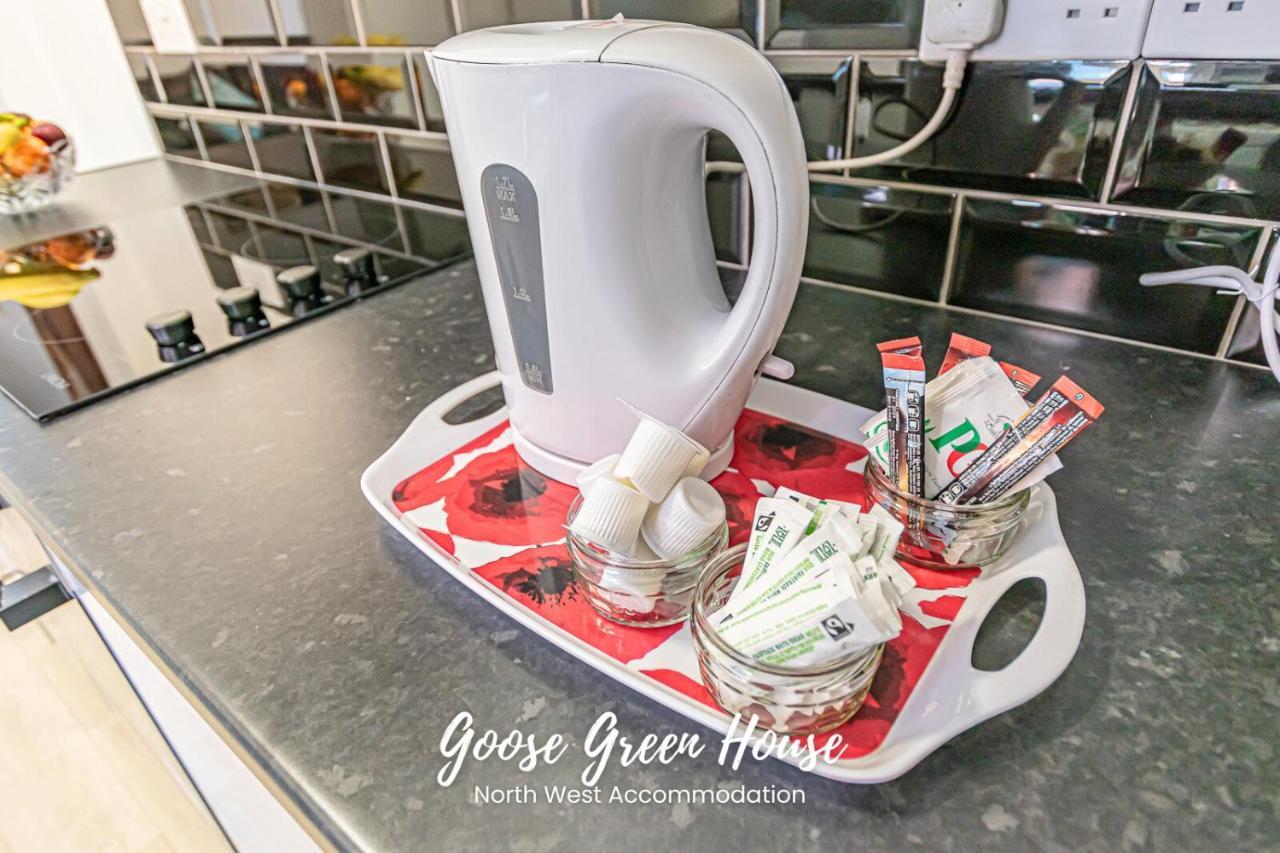 Goose Green Contractor Accommodation ウィガン エクステリア 写真