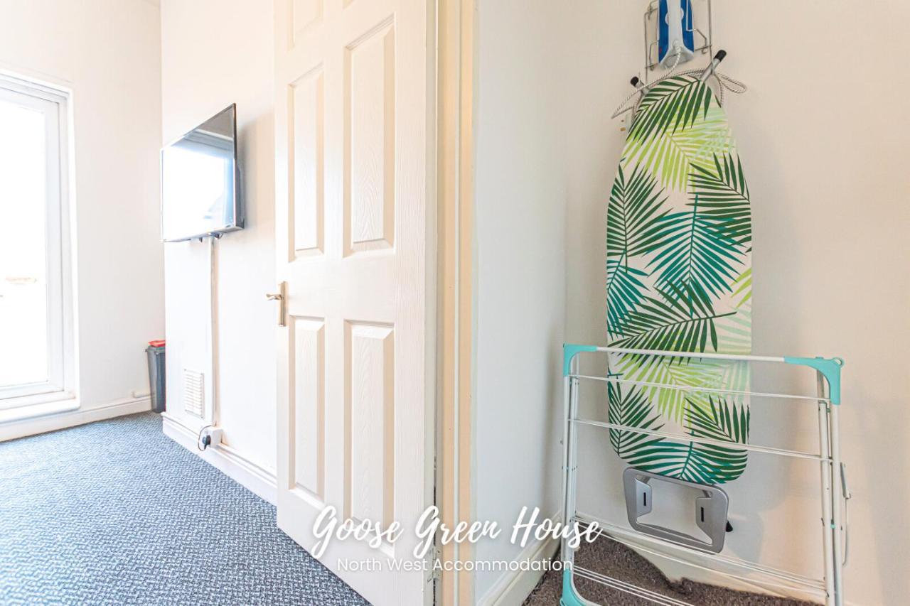 Goose Green Contractor Accommodation ウィガン エクステリア 写真